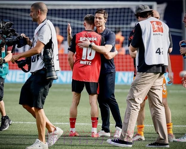 师徒情深！阿隆索维尔茨赛后拥抱寒暄+换球衣