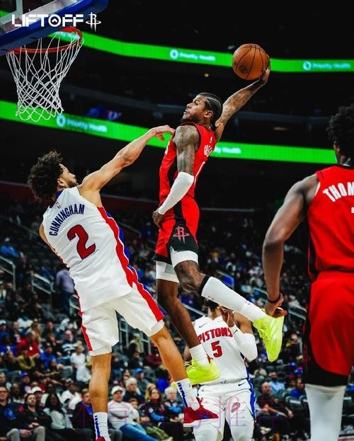 沃尔什起飞试图双手隔扣,坎宁安也迎面送上无情大帽拒绝 沃尔什起飞试图双手隔扣,坎宁安也迎面送上无情大帽拒绝